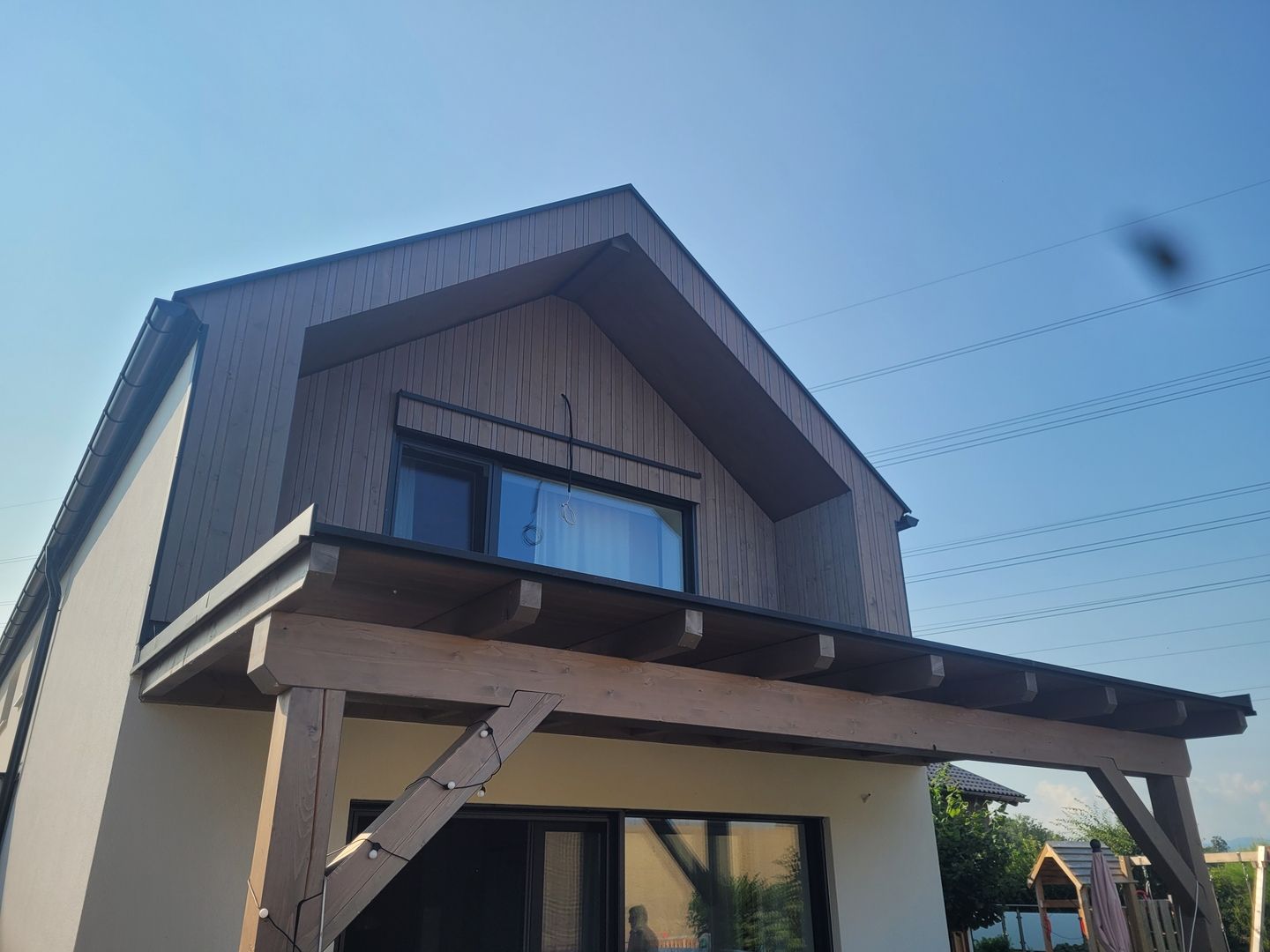 Haus mit einer Holzterrasse