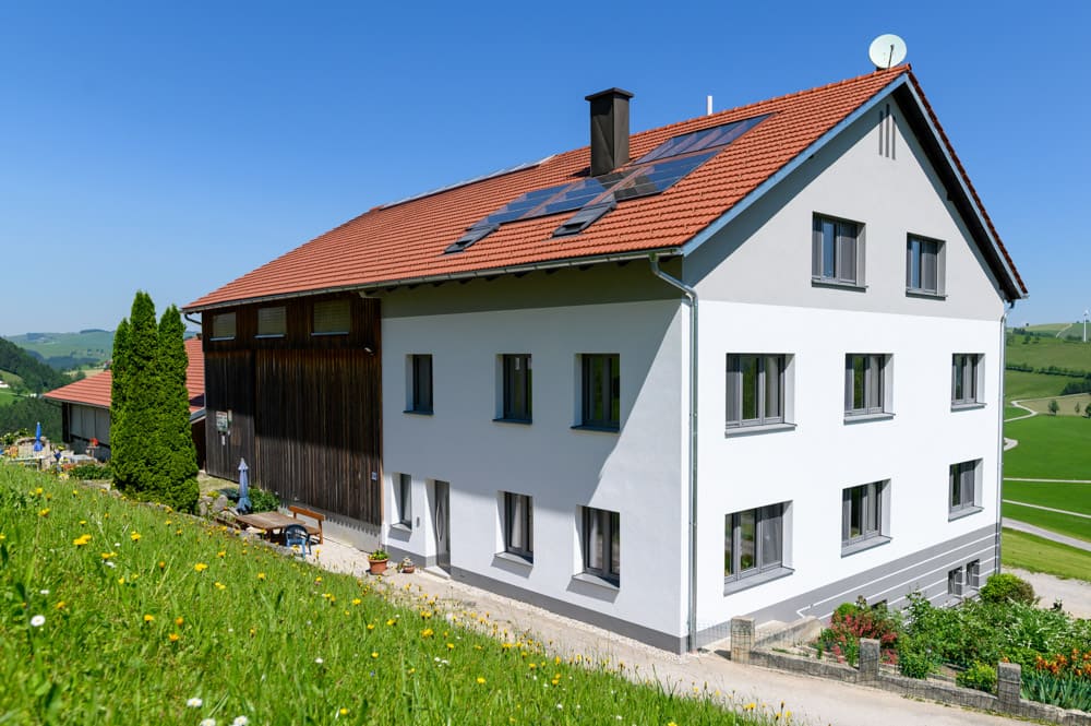Haus mit weißer und hellgrauer Fassade