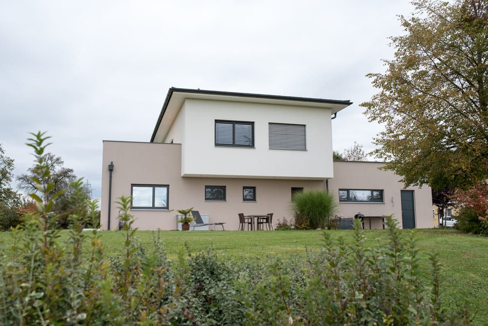 Haus mit beiger und cremefarbiger Fassade