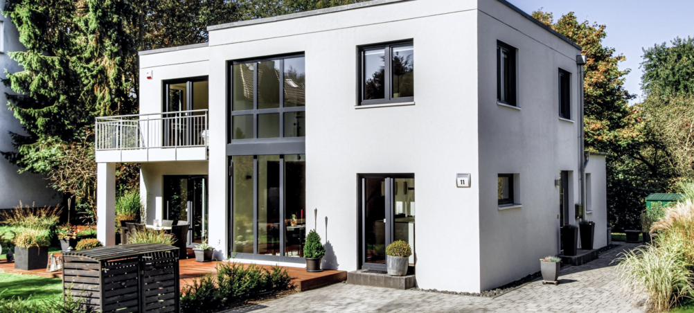 Einfamilienhaus mit weißer Fassade und Terrasse