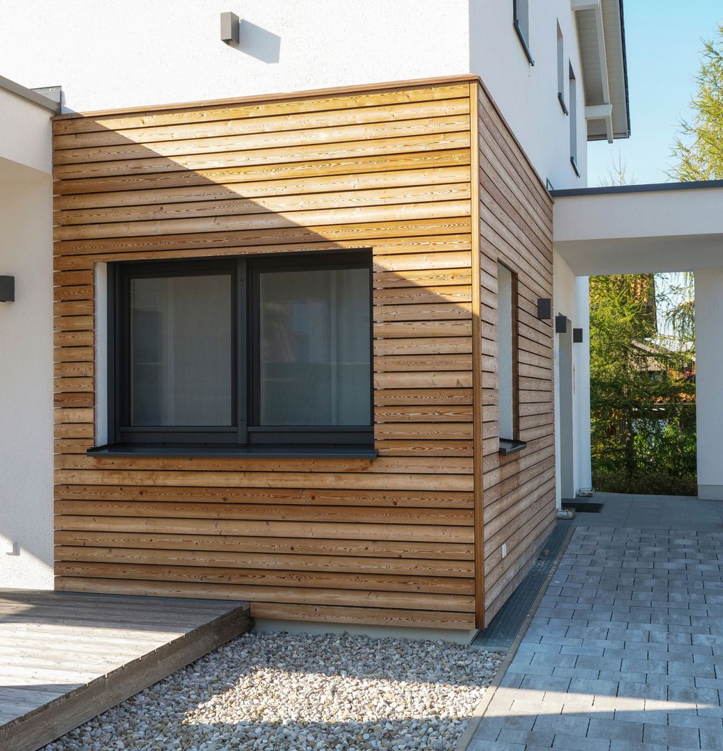Haus mit heller Holzfassade