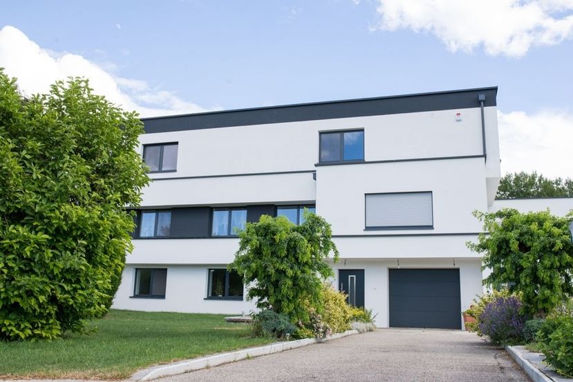 Weiße Hausfassade eines Mehrfamilienhauses