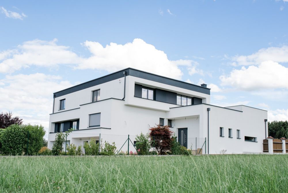 Haus mit weißer Fassade