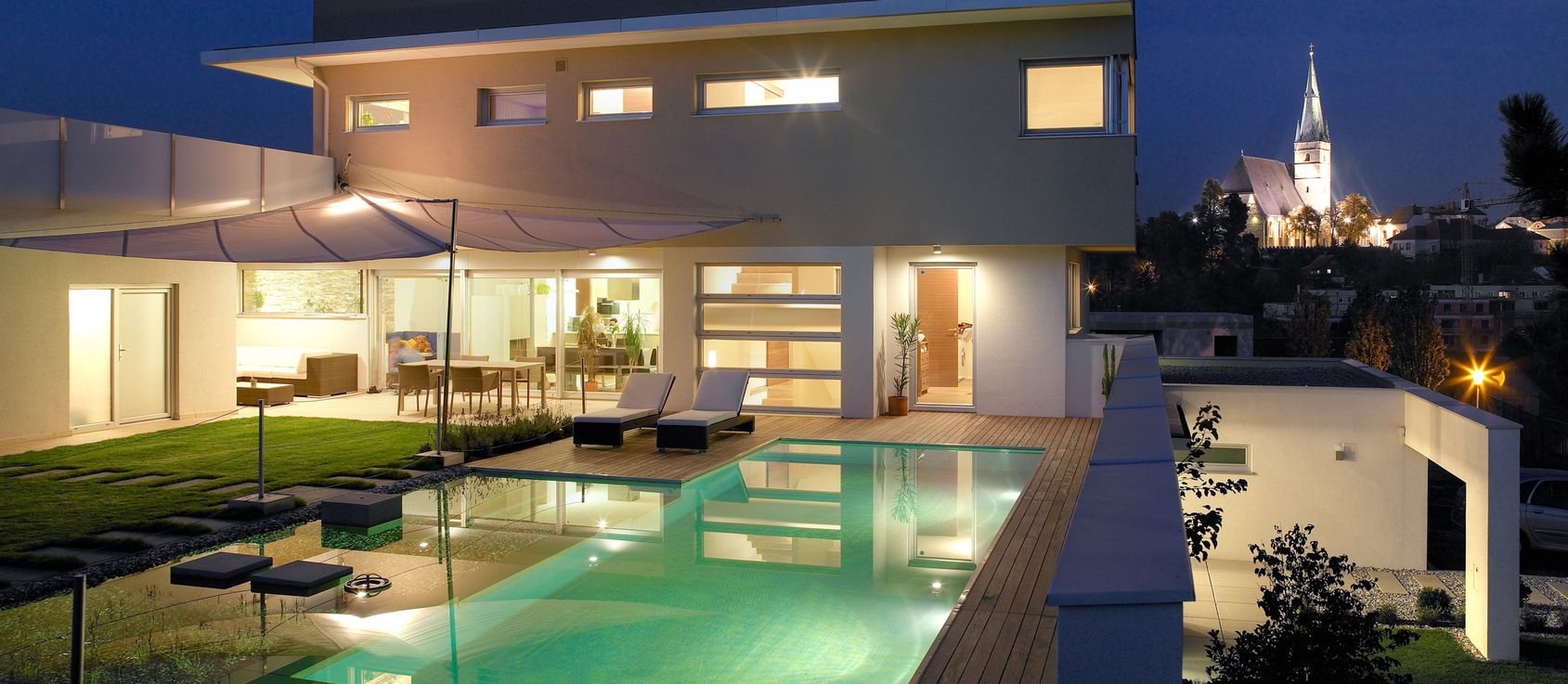 Haus mit Außenbeleuchtung am Abend