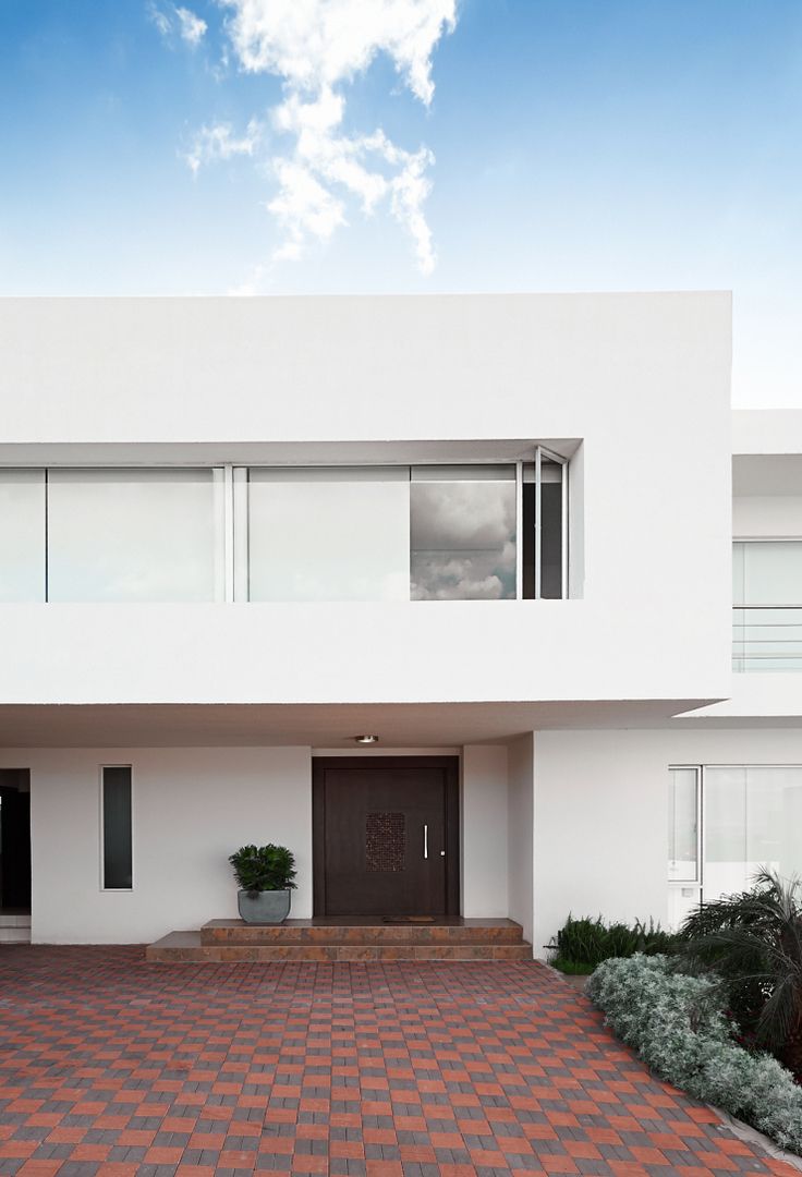 Eingangsbereich eines Einfamilienhauses mit weißer Fassade